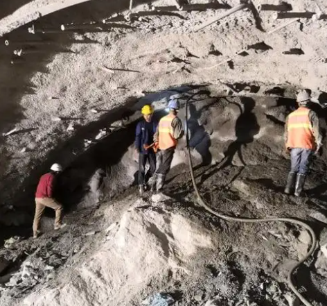 罗城拱顶带模注浆料的施工流程及注意事项